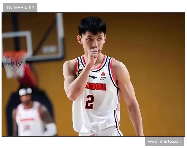 CBA球星进校园活动，徐杰示范基础运球技巧